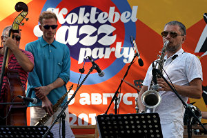 Саксофонджы Герман Лукьянов (солдан) Koktebel Jazz Party 16-нджы халкъара музыкаль фестивальде чыкъышта булуна